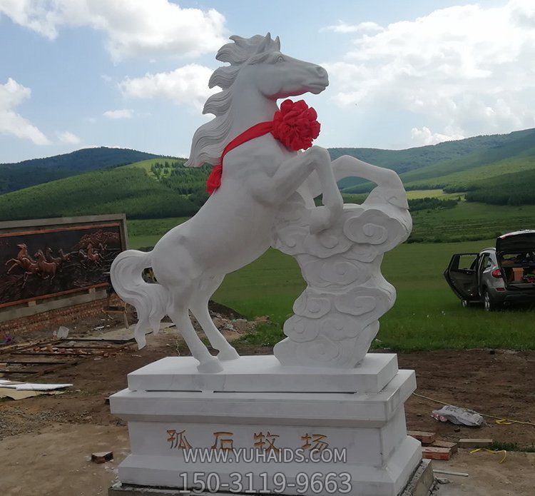 牧场草原摆放汉白玉雕刻奔马标识石雕博鱼网页版