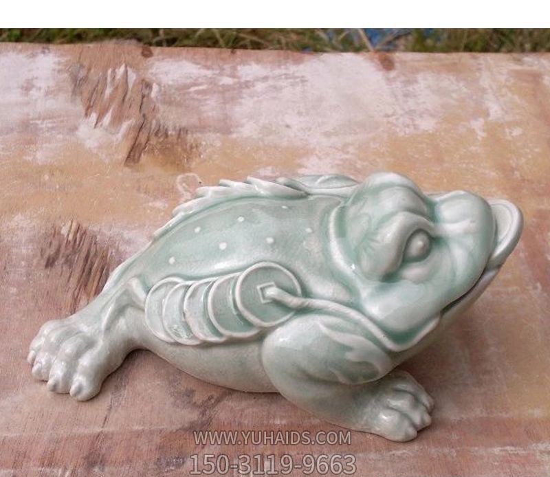 室内摆放的叼着一串铜钱的玻璃钢创意金蟾博鱼网页版