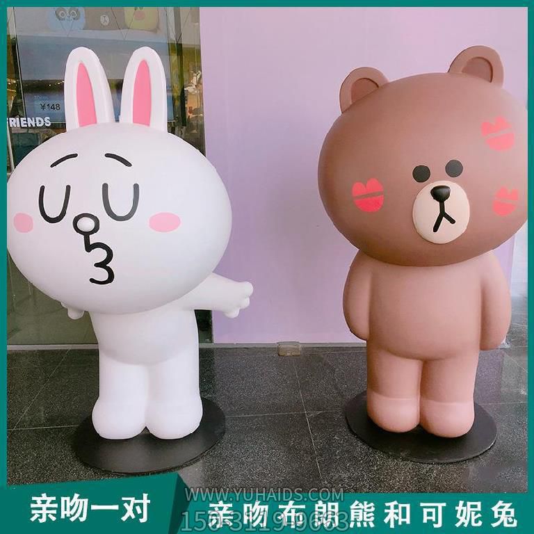 影院门口摆放亲吻卡通布朗熊和可妮兔玻璃钢熊博鱼网页版