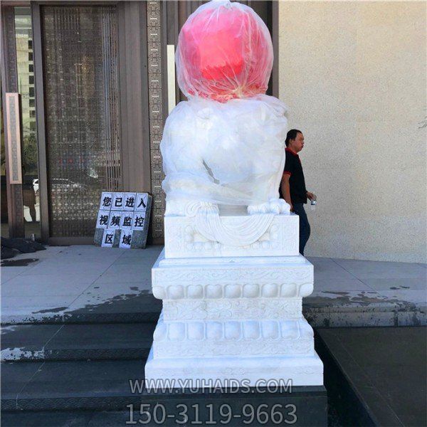 别墅园林门口摆放汉白玉雕刻石狮子博鱼网页版