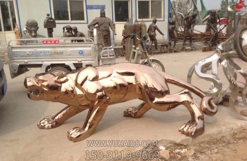 草坪镜面奔跑狂野不锈钢豹子博鱼网页版