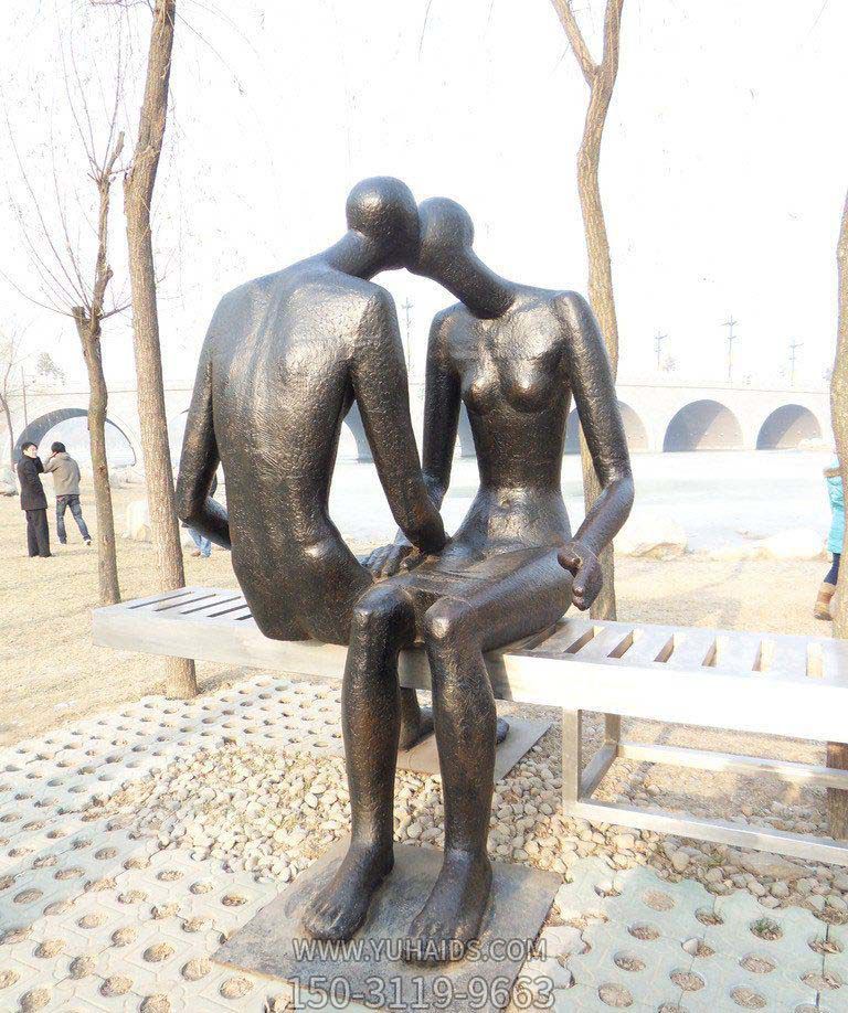 公园抽象亲吻铜雕情侣博鱼网页版