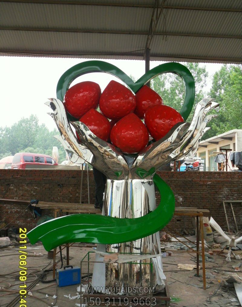 不锈钢广场手捧草莓博鱼网页版