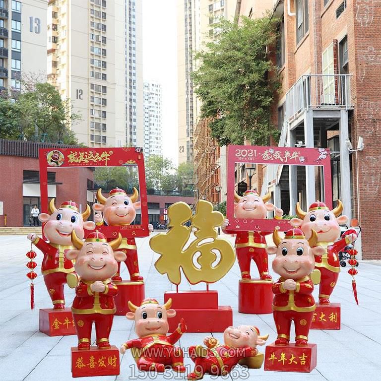 商场摆放多只红色玻璃钢福气满满牛博鱼网页版