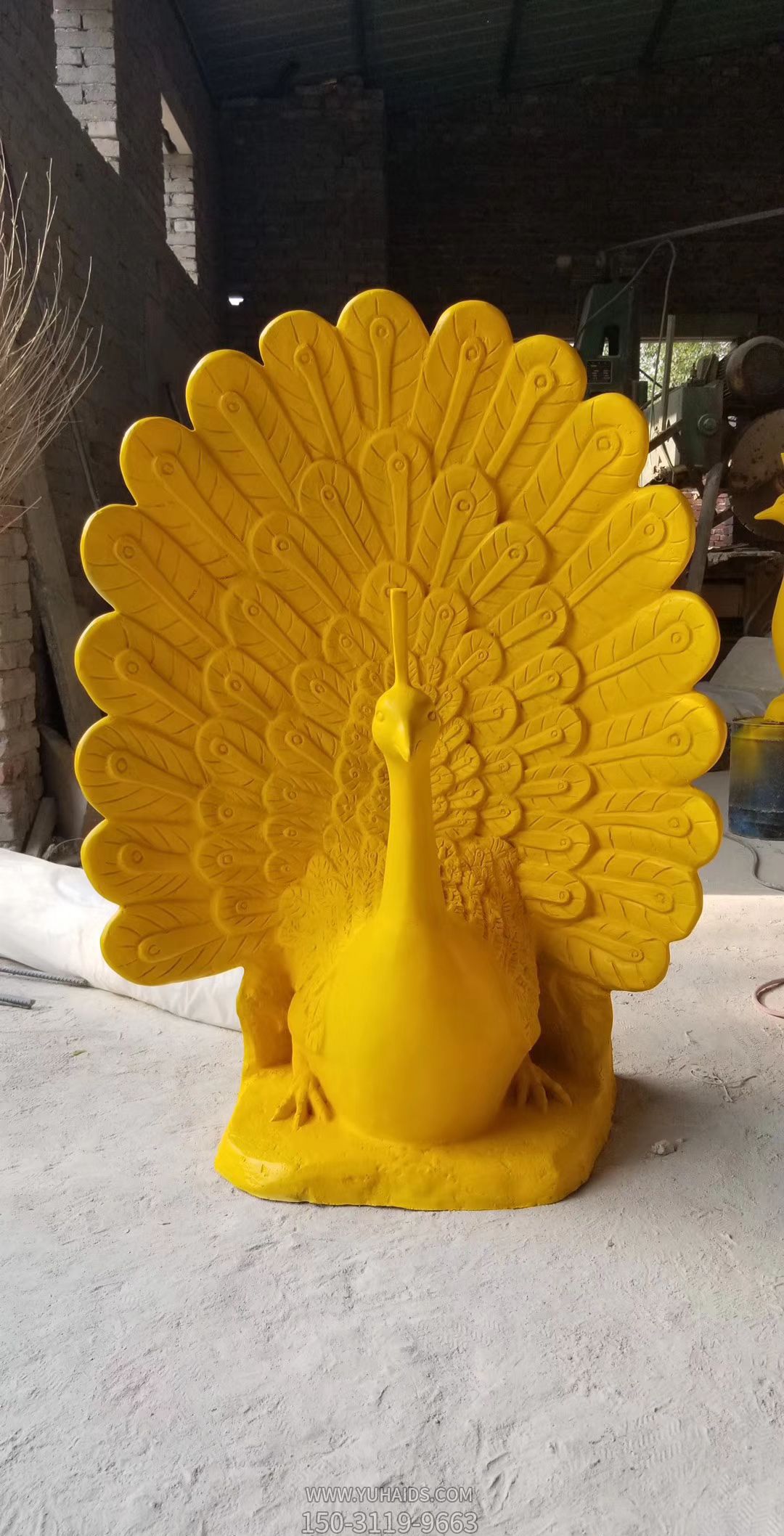 大型室内高傲的玻璃钢彩绘孔雀博鱼网页版