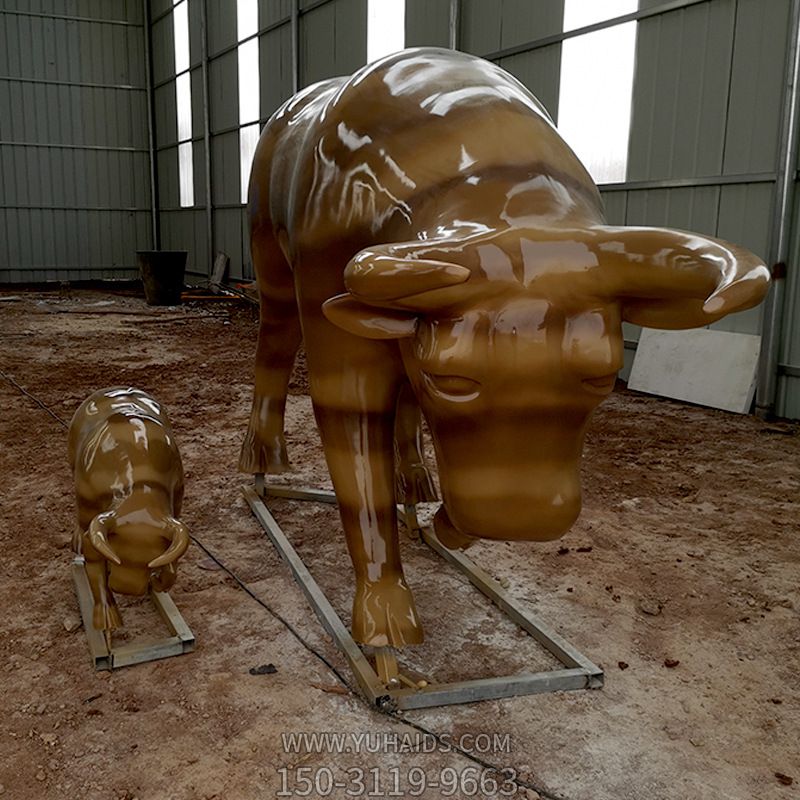 公园里摆放的一对母子玻璃钢彩绘华尔街牛博鱼网页版