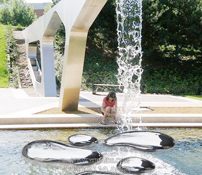 公园池塘水中的鹅卵石博鱼网页版