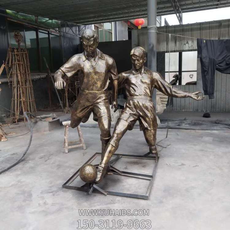 园林户外玻璃钢仿铜踢足球的人物景观博鱼网页版