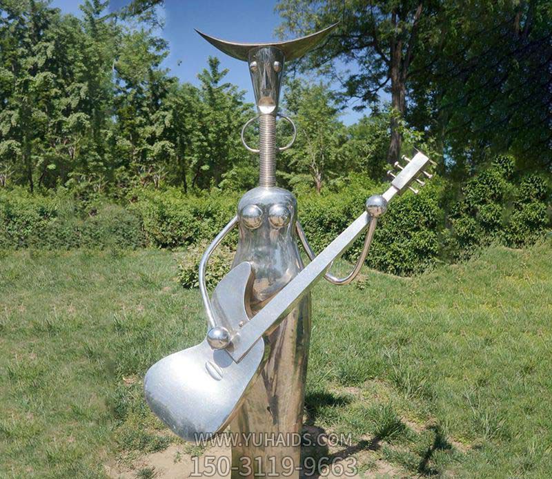 公园一位弹吉他的抽象不锈钢镜面吉他博鱼网页版