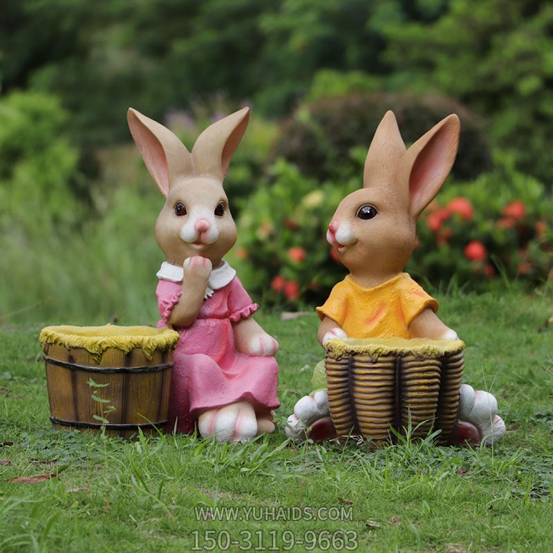 广场两只树脂彩绘兔子博鱼网页版