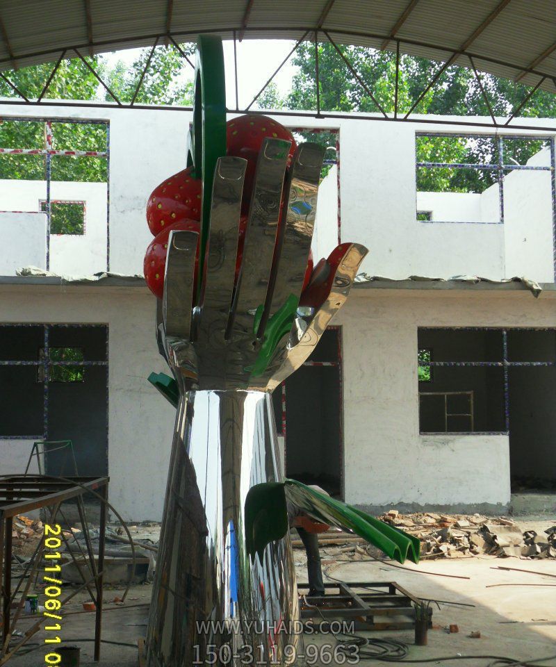 不锈钢公园手捧草莓博鱼网页版