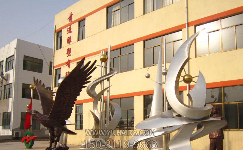 步行街摆放一只玻璃钢老鹰博鱼网页版