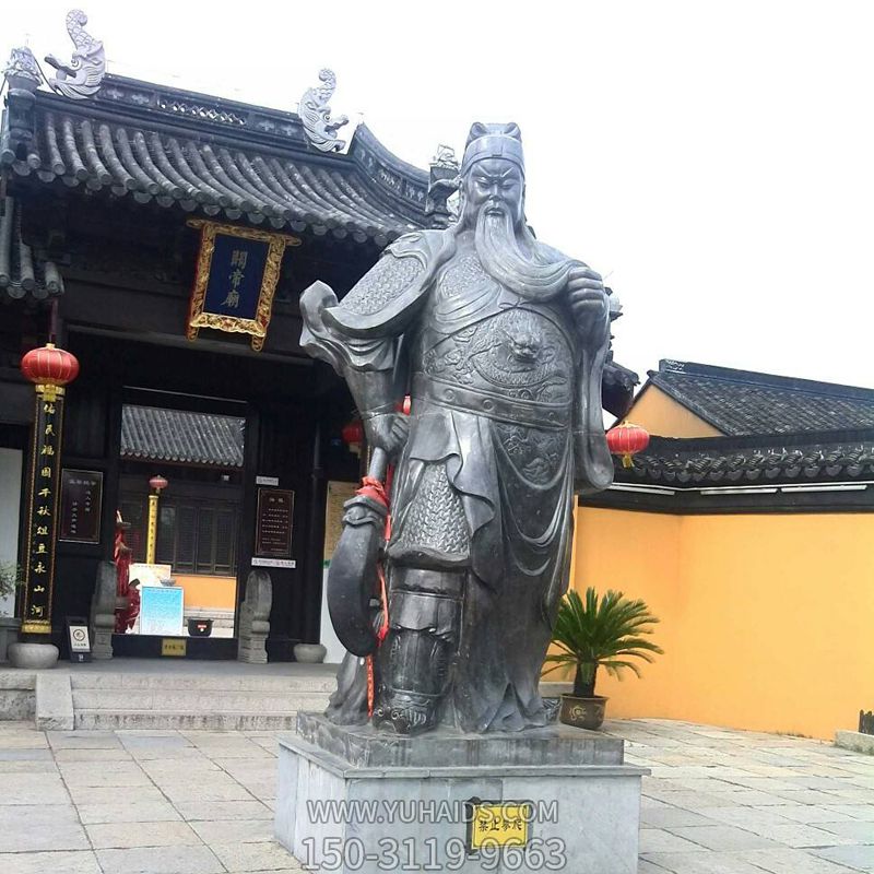 寺庙庭院铜铸站立着的关公博鱼网页版