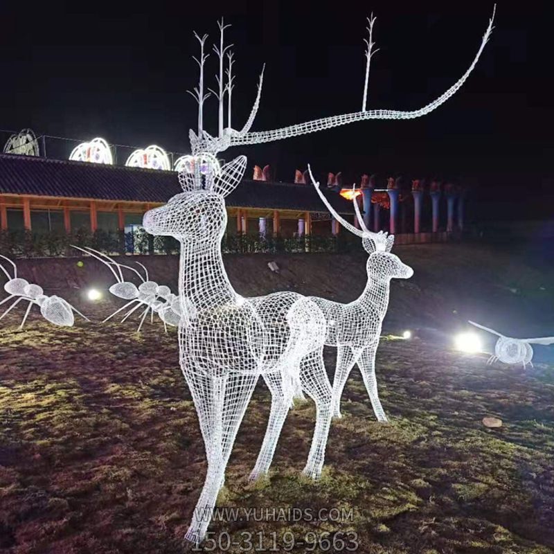 户外广场不锈钢叶子亮灯的鹿博鱼网页版