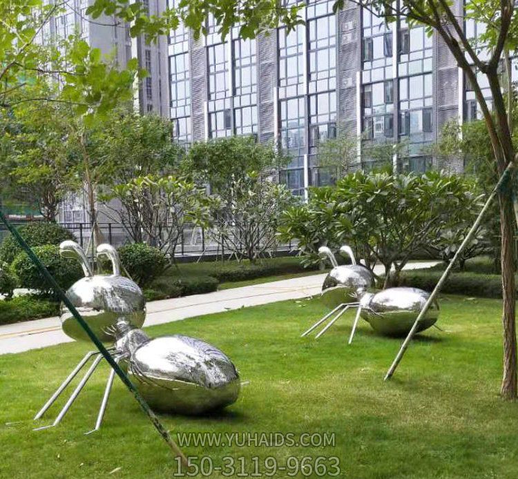 园林小区草地摆放不锈钢镜面抛光大型蚂蚁动物小品博鱼网页版