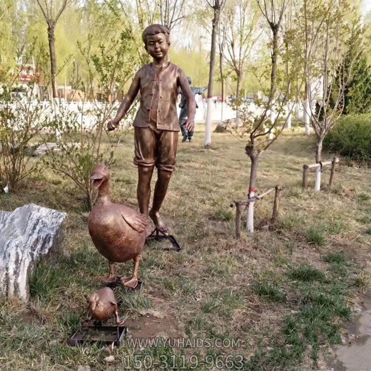 公园草坪摆放玻璃钢仿铜小孩赶鸭子主题人物小品博鱼网页版