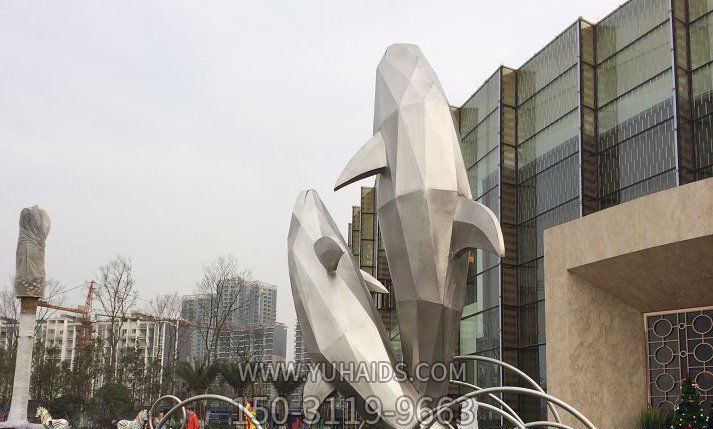 商业街两只跳跃的不锈钢海豚博鱼网页版