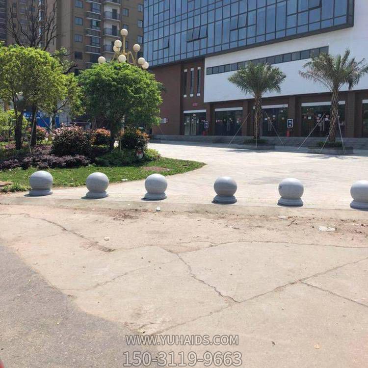 小区门口摆放花岗岩阻车石圆球博鱼网页版