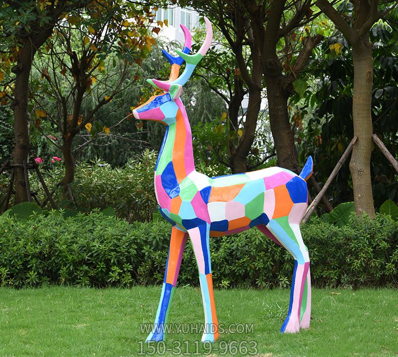 户外草坪一只行走的玻璃钢彩绘鹿博鱼网页版