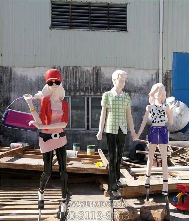 玻璃钢卡通购物人雕像步行街户外摆件博鱼网页版