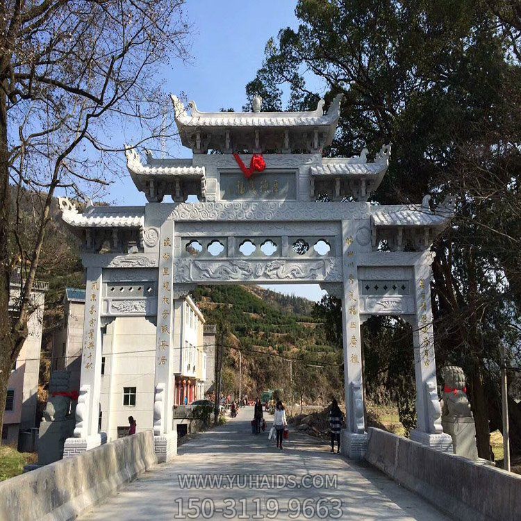 村口石牌坊，三间四柱石雕牌楼博鱼网页版