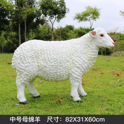 草地上一只肥胖的玻璃钢仿真绵羊博鱼网页版