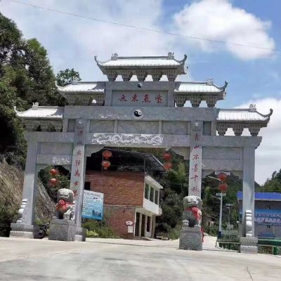 村庄口摆放青石大理石浮雕刻字三门楼牌坊