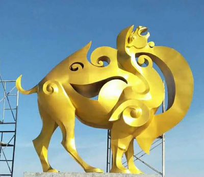 广场摆放的金色的不锈钢喷漆骆驼博鱼网页版