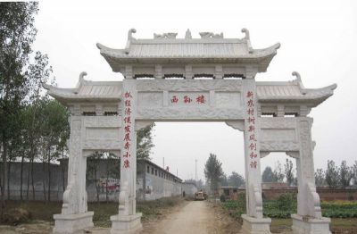村口摆放三门雕刻双龙戏珠牌坊石雕