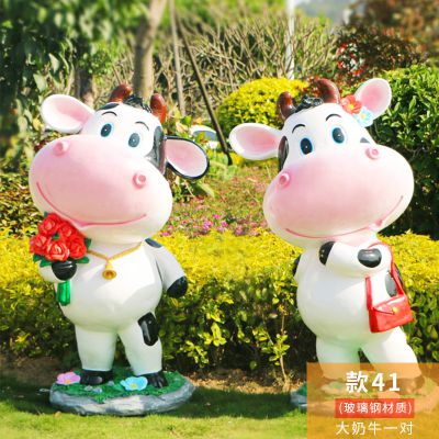 公园一对拿花和拿包的玻璃钢牛博鱼网页版