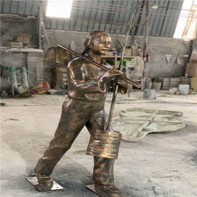 公园户外摆放玻璃钢仿铜植树人物小品博鱼网页版