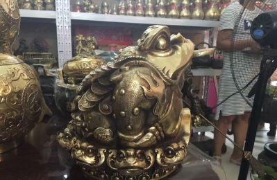 室内摆放的玻璃钢喷漆金蟾博鱼网页版