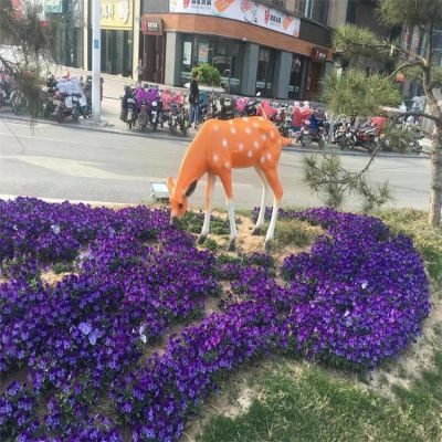 城市草丛摆放玻璃钢仿真鹿动物博鱼网页版