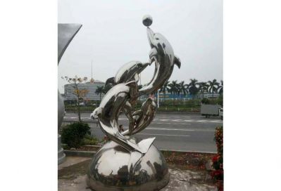 户外街道飞跃多个玩球的不锈钢海豚博鱼网页版