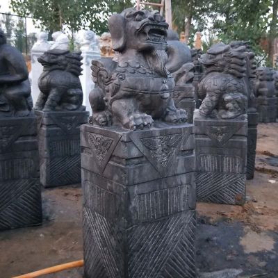 古建筑宫殿门口摆放狮子仿古拴马柱