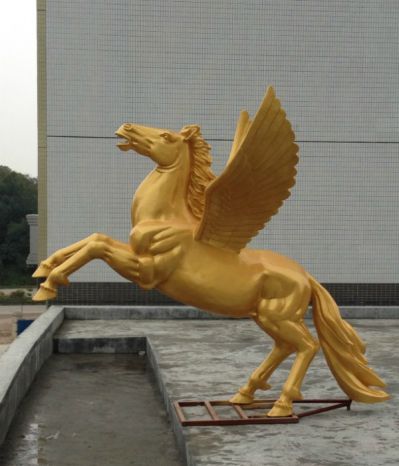 园林里摆放的金色玻璃钢喷漆飞马博鱼网页版