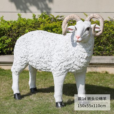 草坪上一只转头的玻璃钢仿真绵羊博鱼网页版