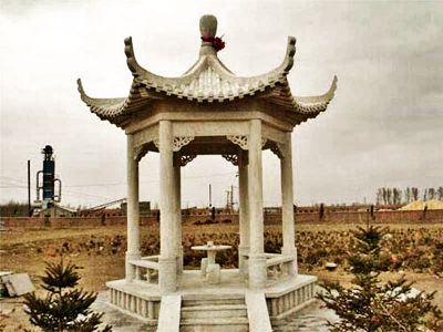 小区广场摆放六角观景休闲凉亭