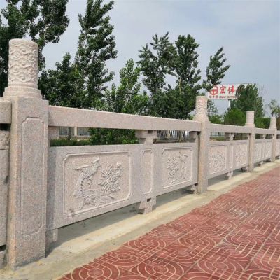 花鸟鱼虫纹饰石雕栏板，云柱石栏杆