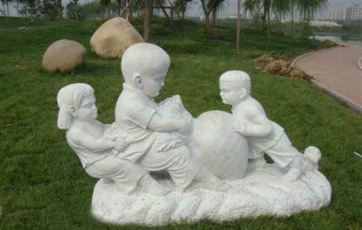户外草坪汉白玉石雕拔萝卜的儿童博鱼网页版