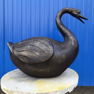 湖边不锈钢休息中的天鹅博鱼网页版