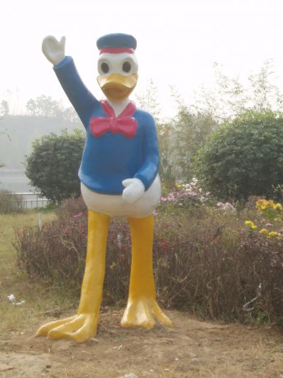 户外大型玻璃钢挥手的唐老鸭博鱼网页版