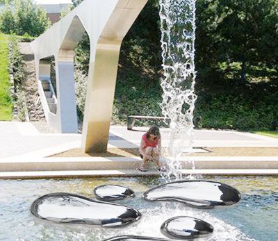 公园池塘水中的鹅卵石博鱼网页版