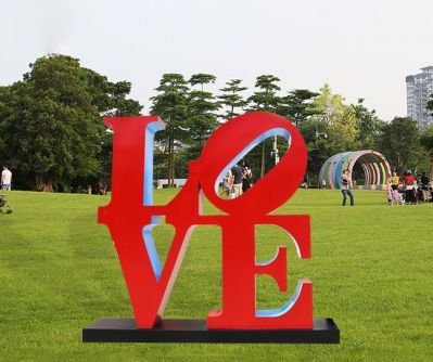 公园里摆放的不锈钢创意LOVE博鱼网页版