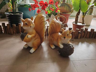 花园两只玩耍的玻璃钢松鼠博鱼网页版