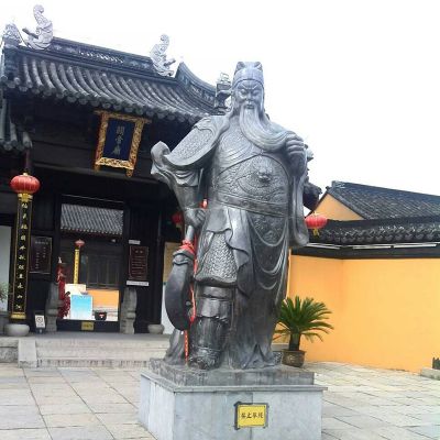 寺庙庭院铜铸站立着的关公博鱼网页版