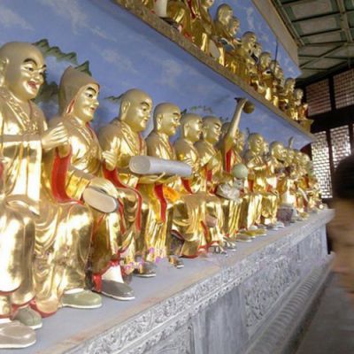 寺庙室内摆放十八罗汉铜佛像