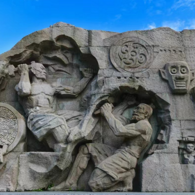 浮刻石雕盘古开天局部