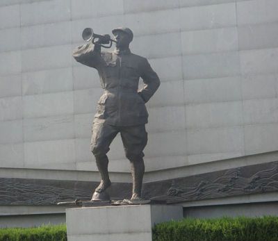 抗战时期吹号角人物铜雕景观吹奏博鱼网页版