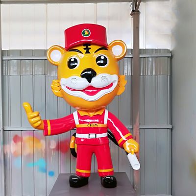 公园里摆放的一只带帽子的玻璃钢卡通